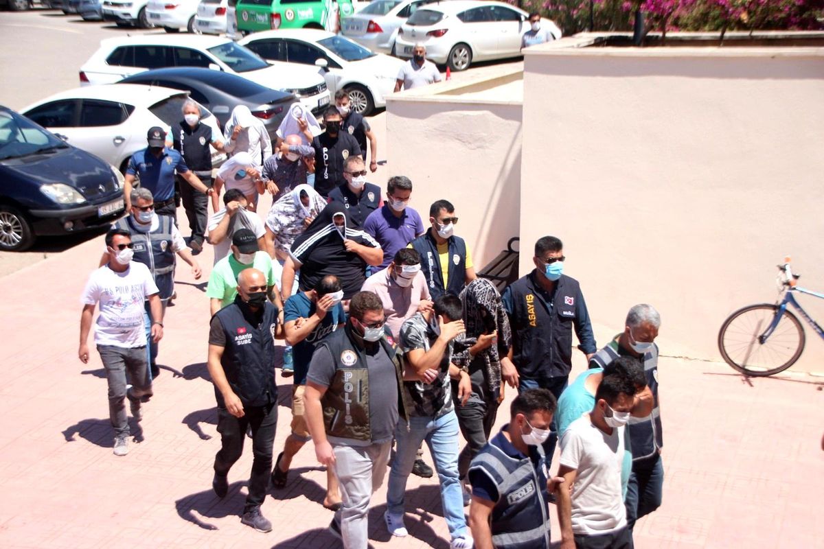 Kadınları iş vaadiyle getirip pasaportlarına el koyup fuhuşa zorladılar