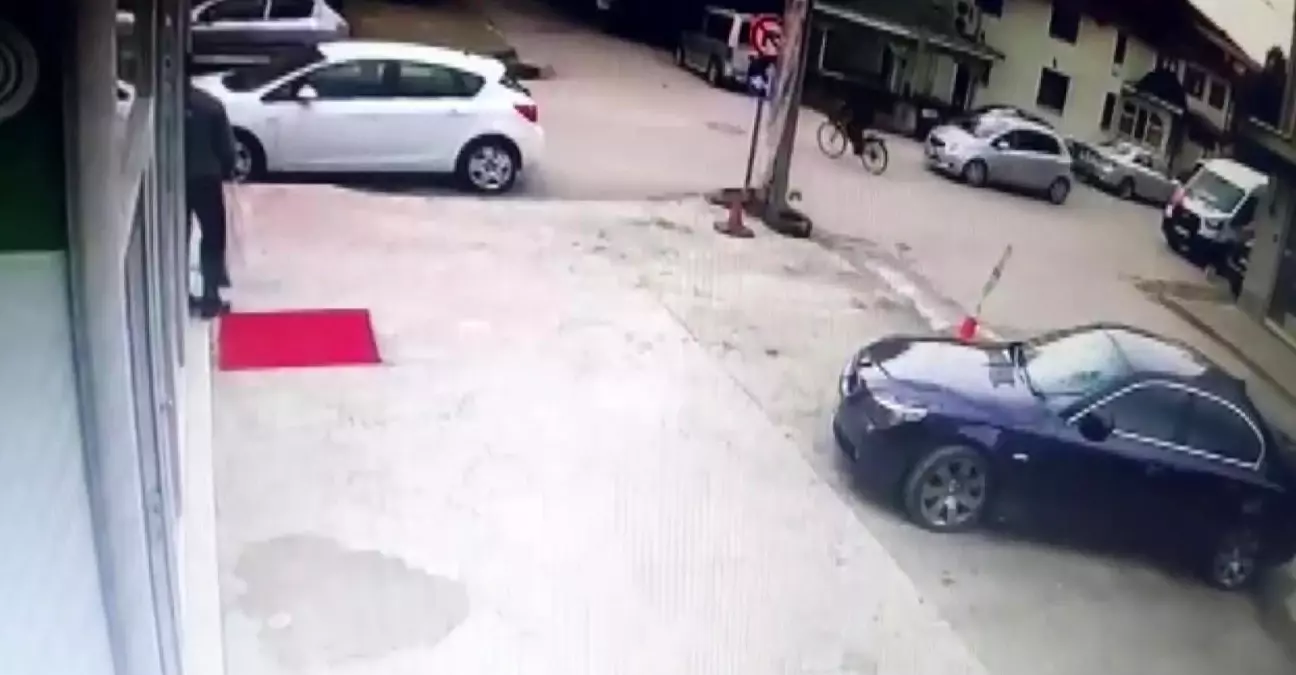 Kavşakta otomobilin çarptığı bisikletli hayatını kaybetti