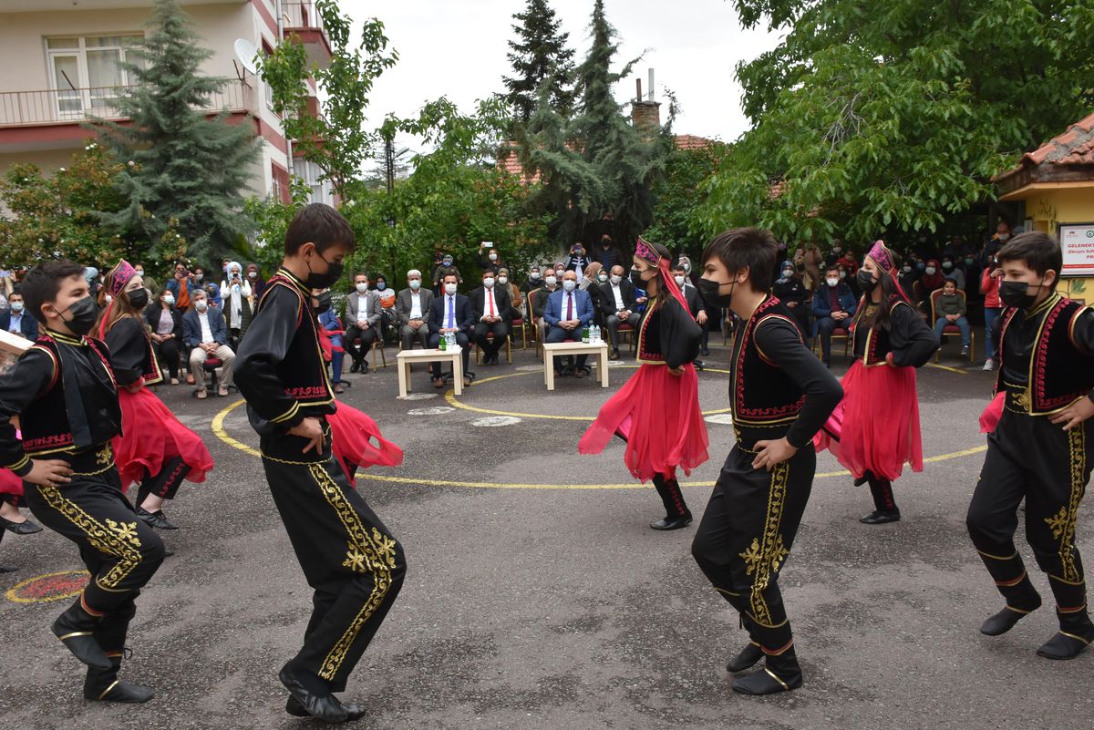 Kızılcahamam Halk Eğitim Merkezi\'nde yıl sonu sergisi açıldı
