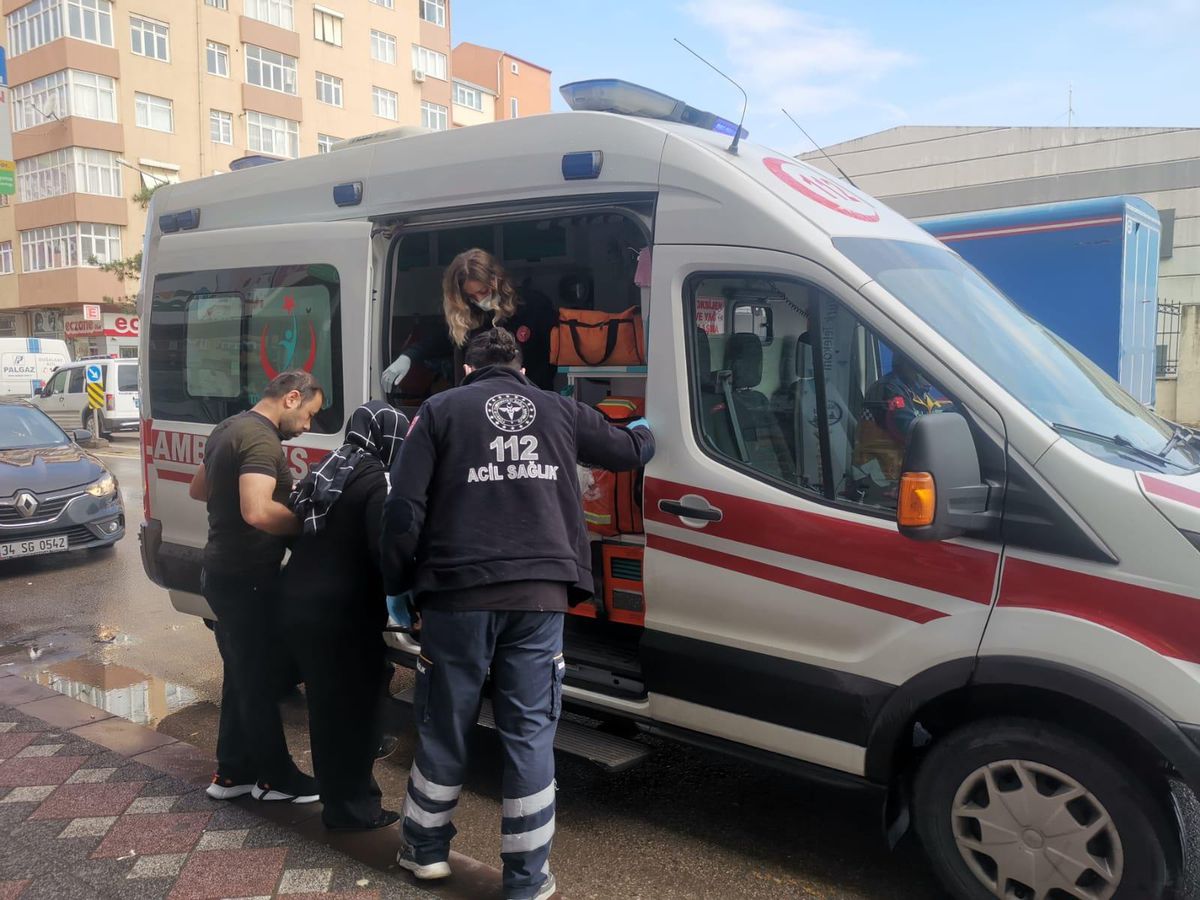 Kocaeli\'de özel halk otobüsünün çarptığı otomobildeki hamile kadın yaralandı
