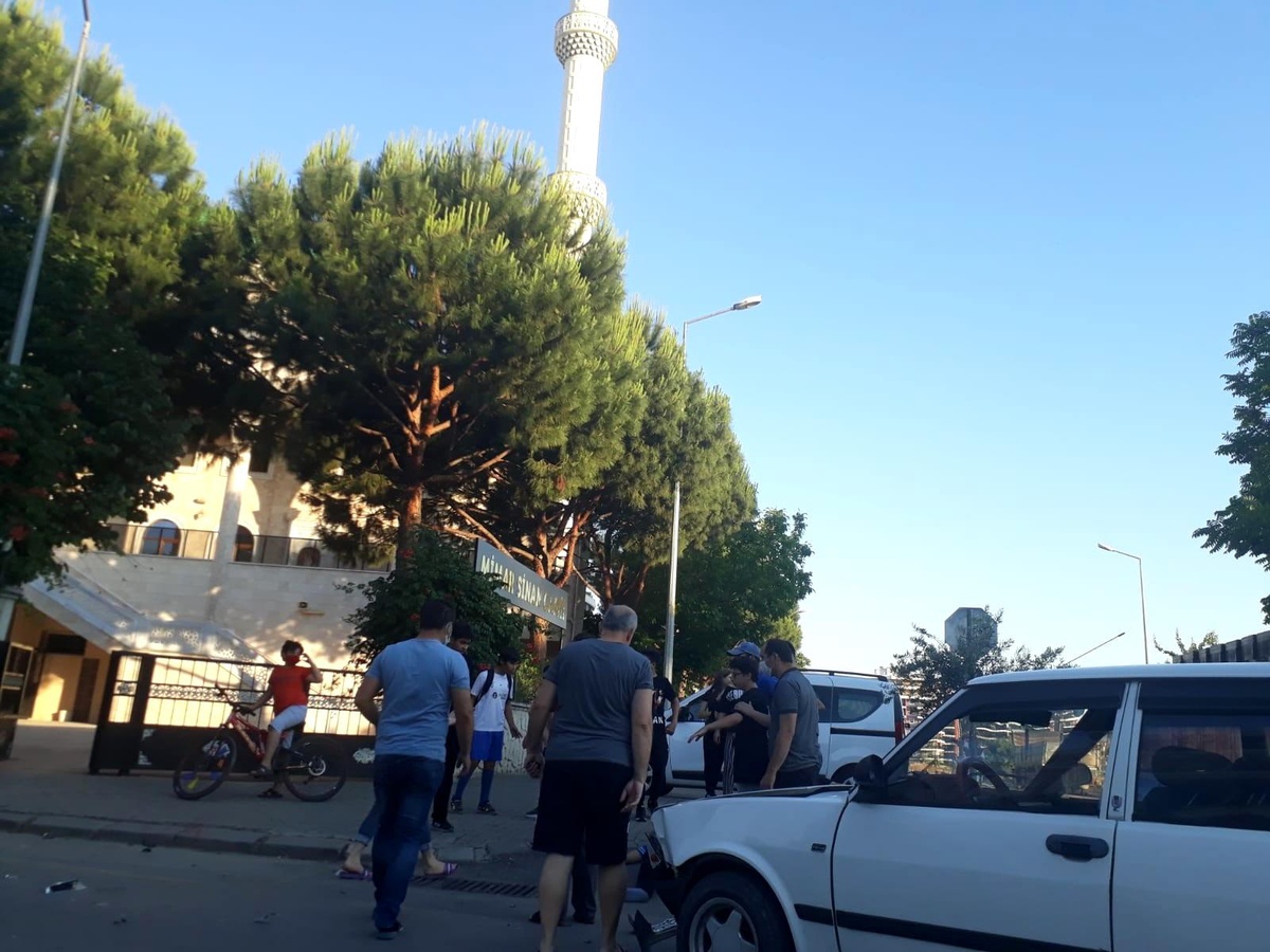 Kontrolsüz yola çıkan motosiklet, otomobile çarptı