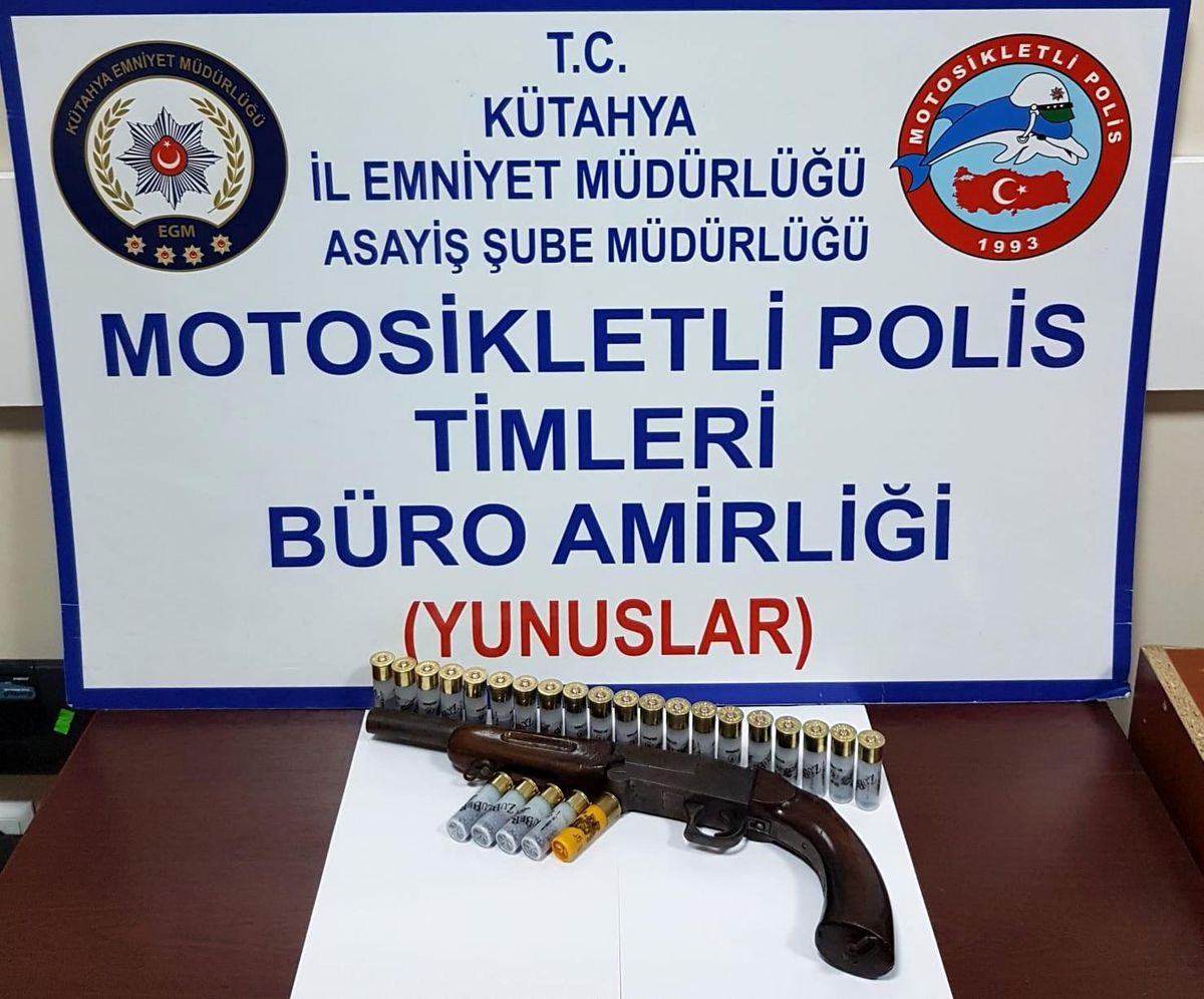 Kütahya\'da bir araçta ruhsatsız tüfek ele geçirildi