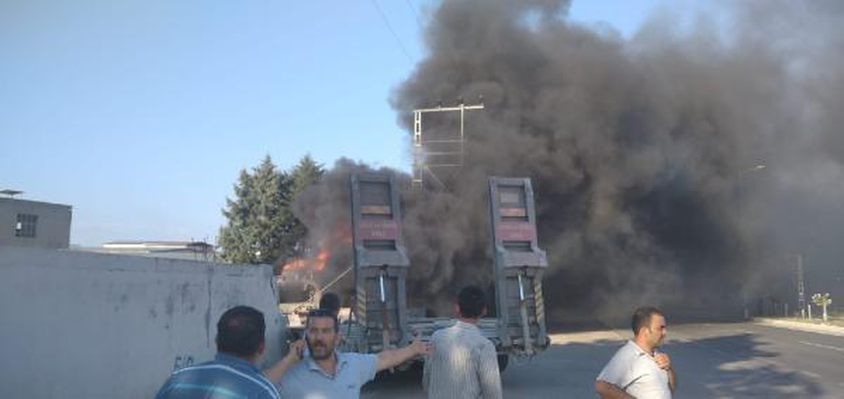 Son dakika haber... Lastiği patlayan askeri TIR, fabrikaya girdi: 2 kişi yaşamını yitirdi