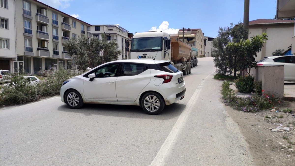 Mahalle sakinlerinin ağır tonajlı kamyon isyanı
