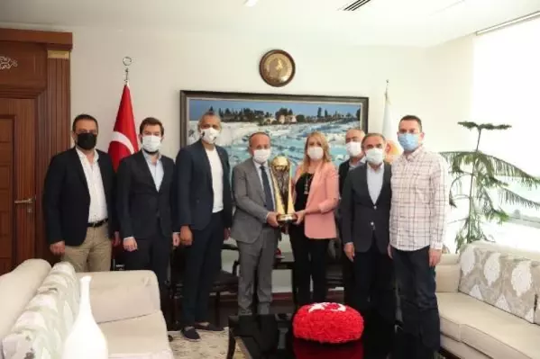 Merkezefendi şampiyonluk kupasıyla Vali Atik'e gitti Merkezefendi şampiyonluk kupasıyla Vali Atik'e gitti