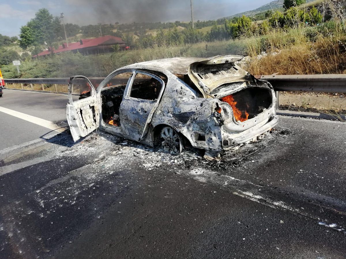 Mersin\'de seyir halindeyken alev alan otomobil kullanılamaz hale geldi