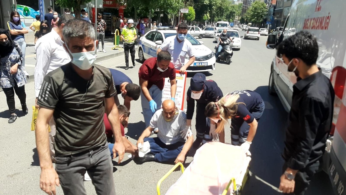 Motosiklet yayaya çarptı: 2 yaralı