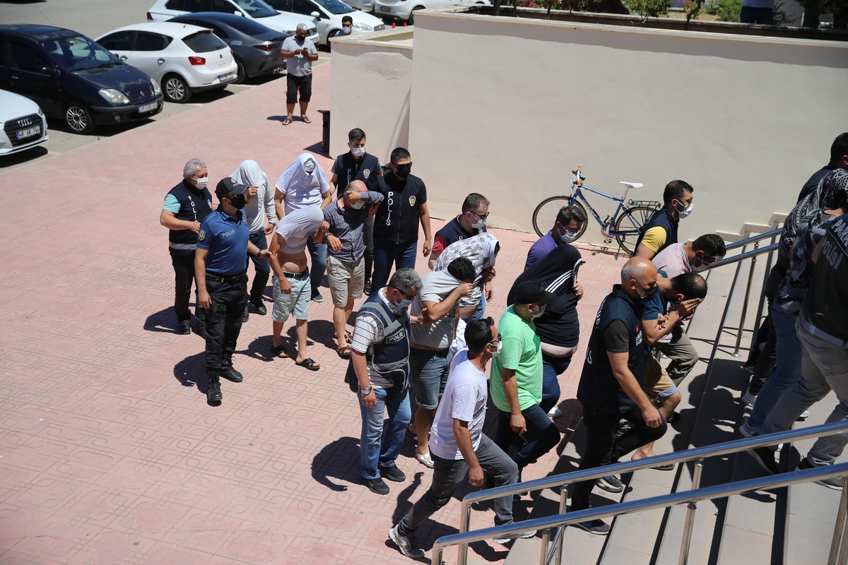 Muğla merkezli fuhuş operasyonunda adliyeye sevk edilen 18 şüpheliden 2\'si tutuklandı