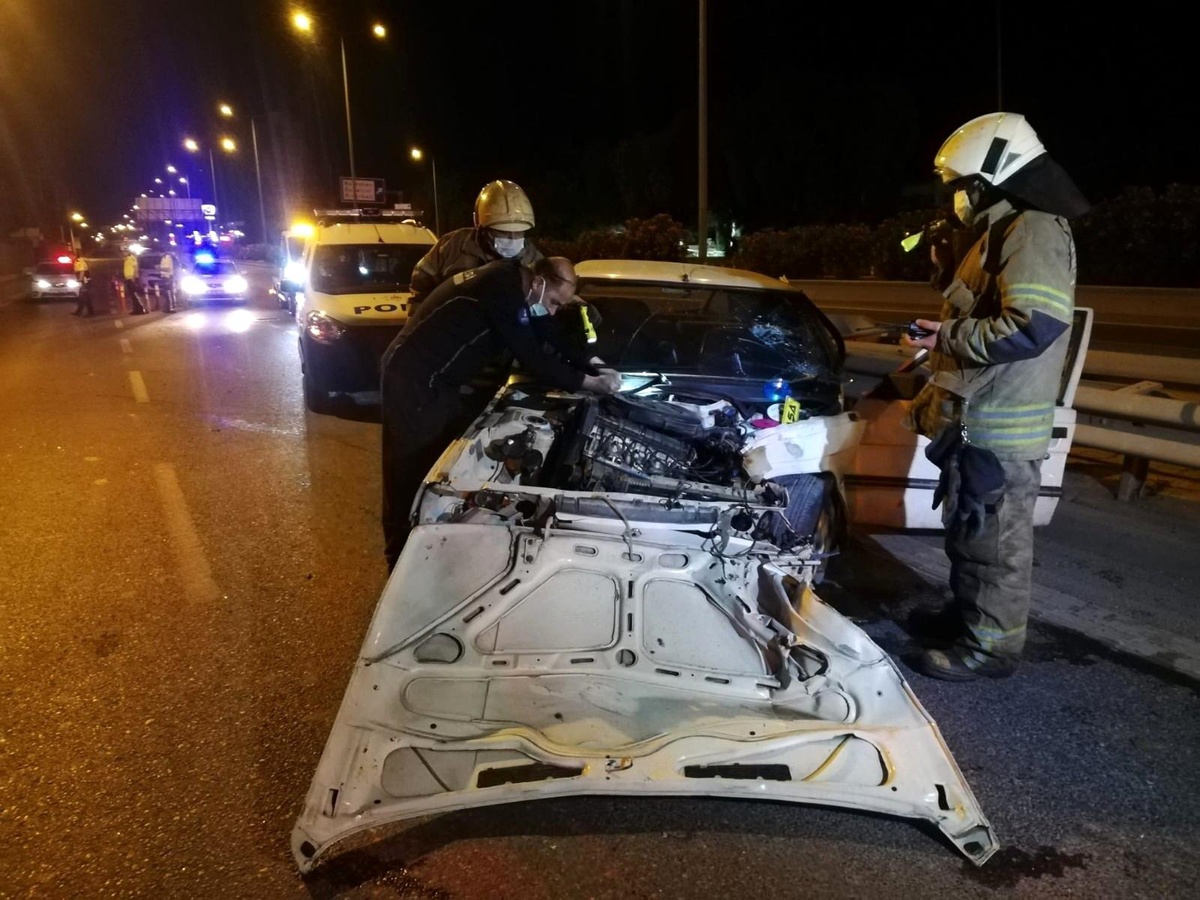 Otomobil önce aydınlatma direğine ardından bariyere çarptı: 3 yaralı
