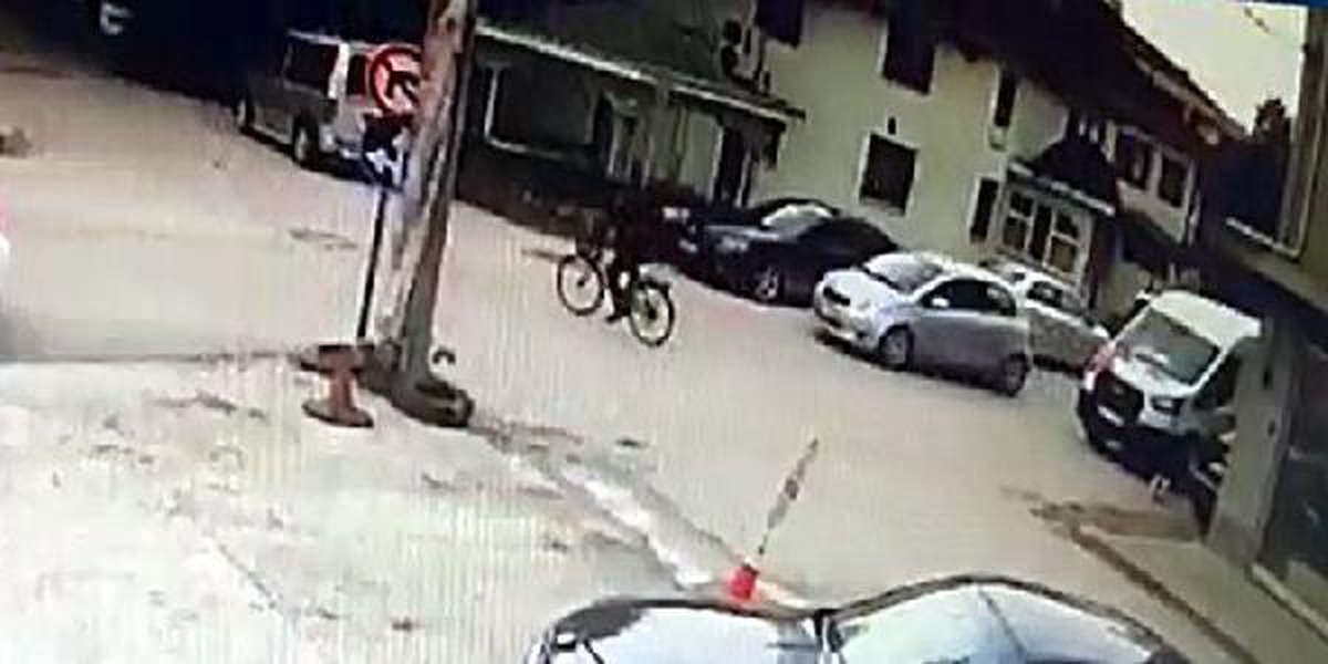 Otomobilin bisikletliye çarpması kamerada