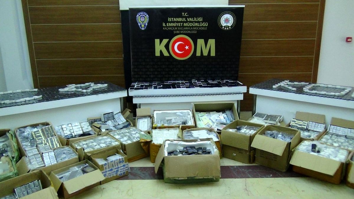 Polisten kaçak cep telefonu operasyonu: 10 binin üzerinde gümrük kaçağı telefon ele geçirildi