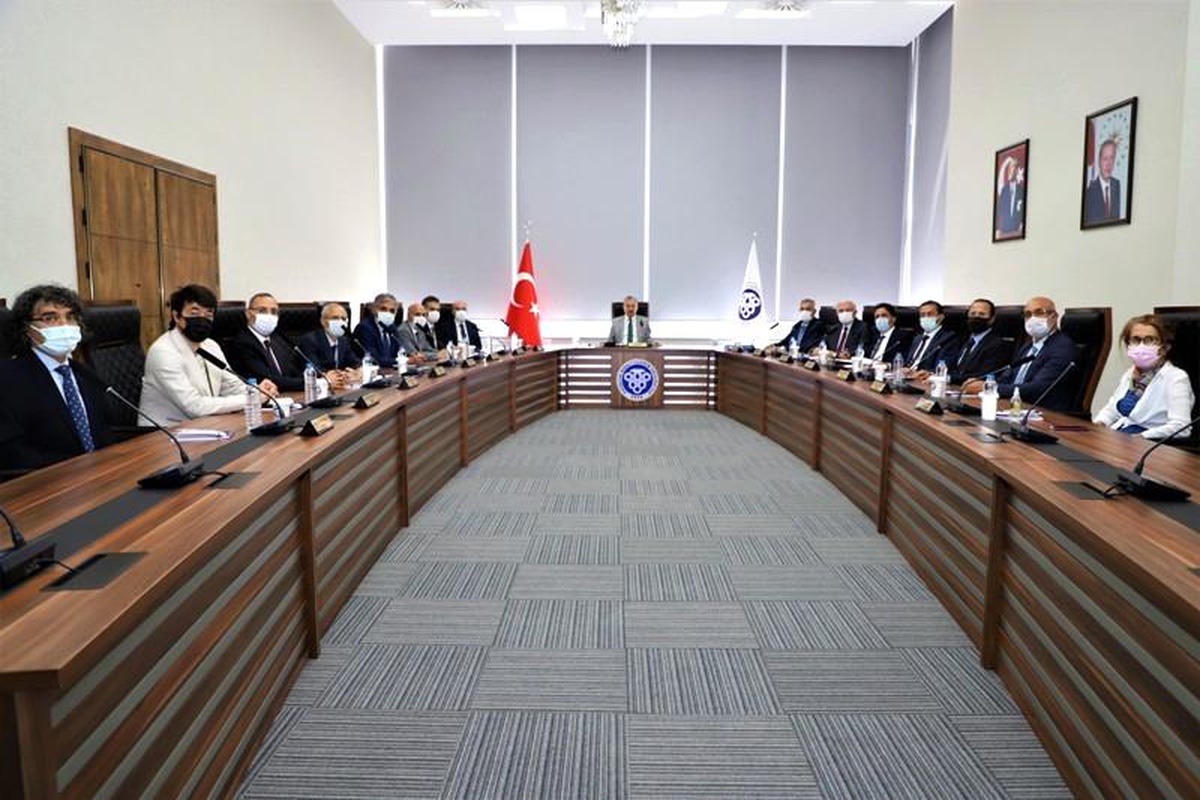 Rektörlüğün yeni binasında ilk yönetim kurulu toplantısı yapıldı