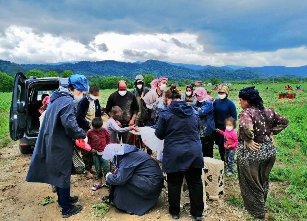 Son dakika haberleri! Sakarya\'da sağlık çalışanları, mevsimlik işçilerin çocuklarını hediyelerle sevindirdi