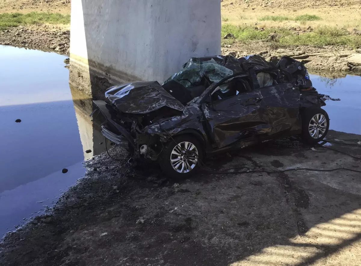 Şanlıurfa\'da köprüden düşen otomobildeki 5 kişi hayatını kaybetti