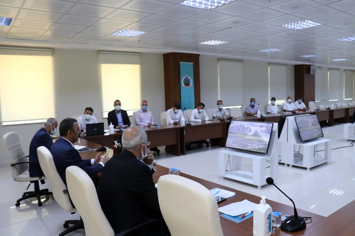 Siirt Valisi Hacıbektaşoğlu, belediyede birim müdürleriyle bir araya geldi