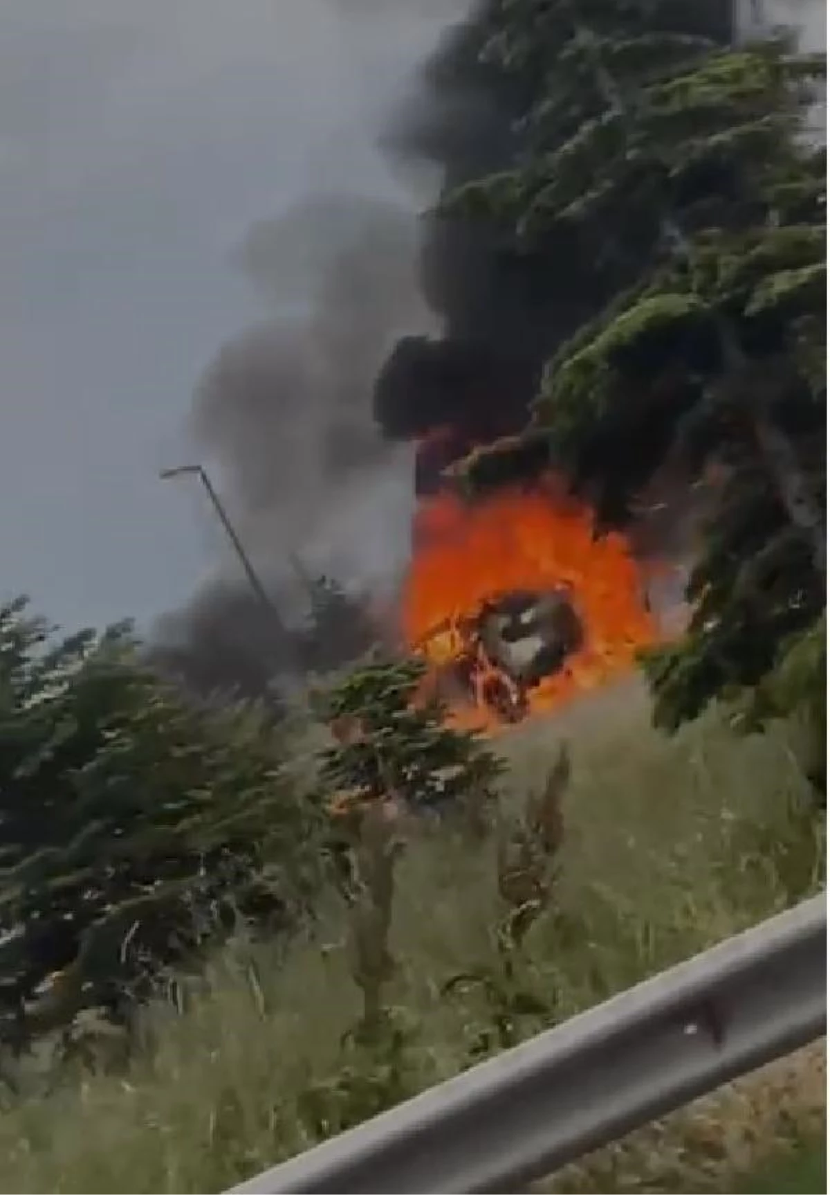 Silivri\'de alev alev yanan otomobil hurdaya döndü