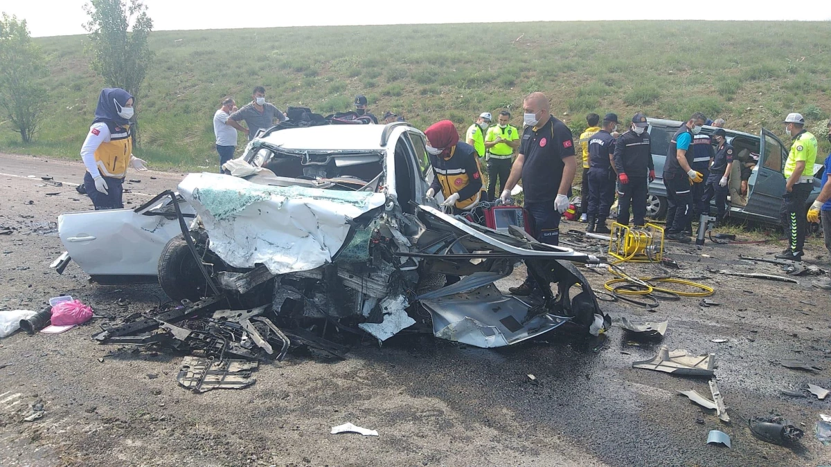 Sivas\'ta hafif ticari araç ile otomobil çarpıştı: 9 ölü