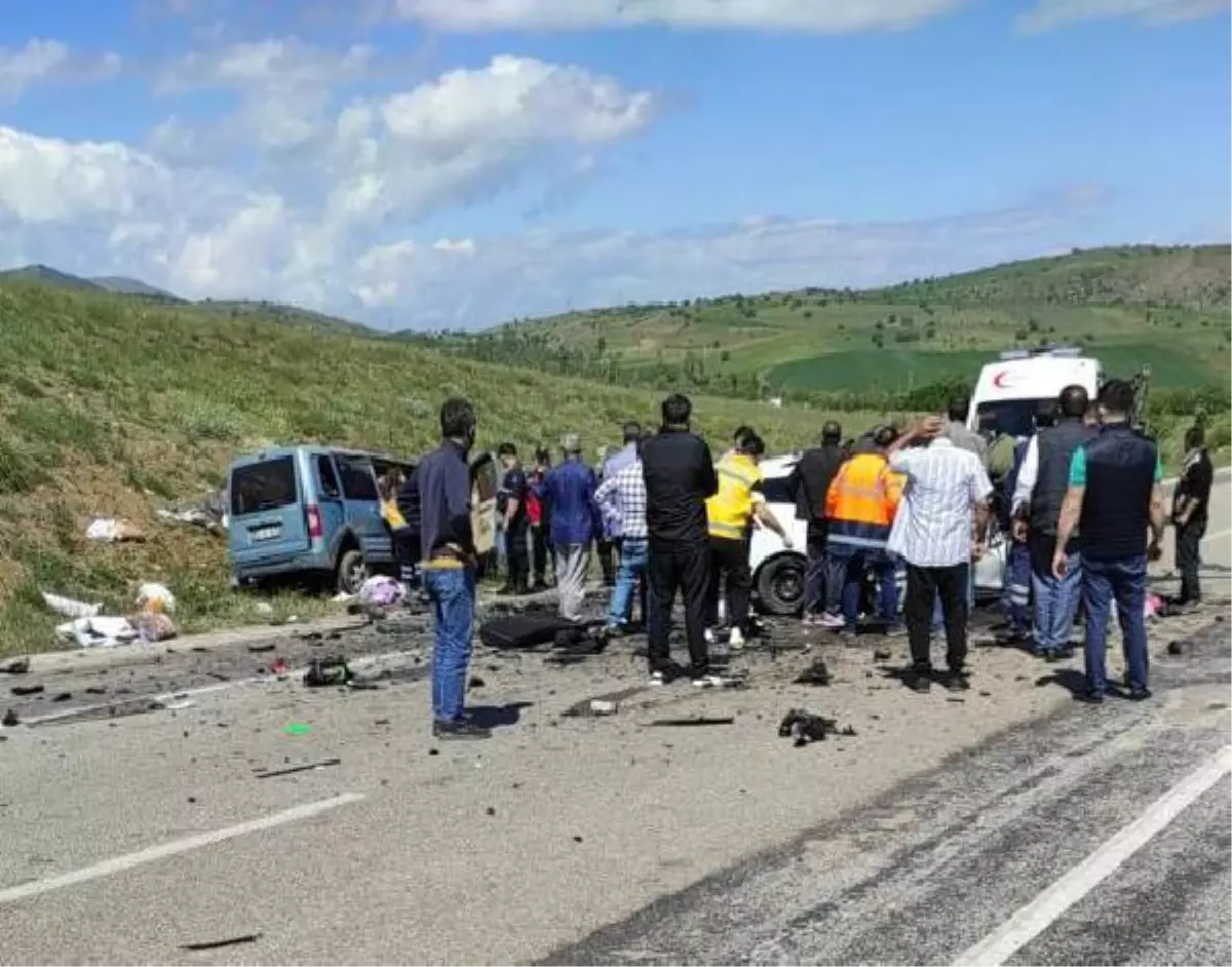 Son dakika haberleri... SİVAS\'TA OTOMOBİL İLE HAFİF TİCARİ ARAÇ ÇARPIŞTI: 9 ÖLÜ