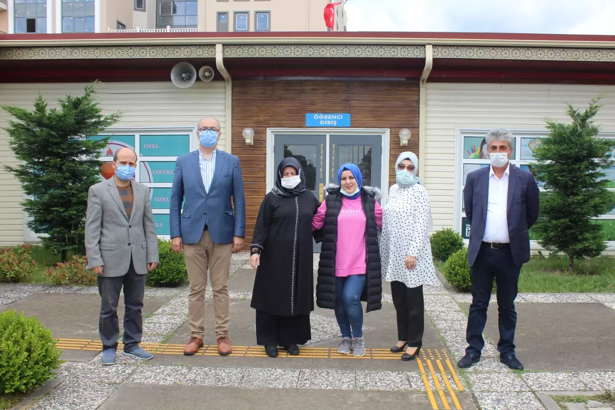 Söğütlü Halk Eğitim Merkezi eğitmenleri oyuncaklarla "özel" çocukları sevindirdi