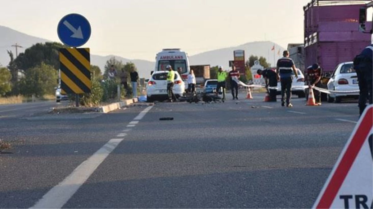 Son Dakika: Sivas\'ta feci kaza! 2 araç birbirine girdi, 9 kişi hayatını kaybetti