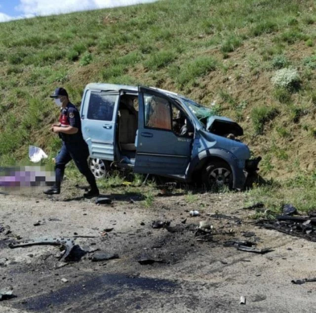 Son Dakika: Sivas'ta feci kaza! 2 araç birbirine girdi, 9 kişi hayatını kaybetti - Son Dakika