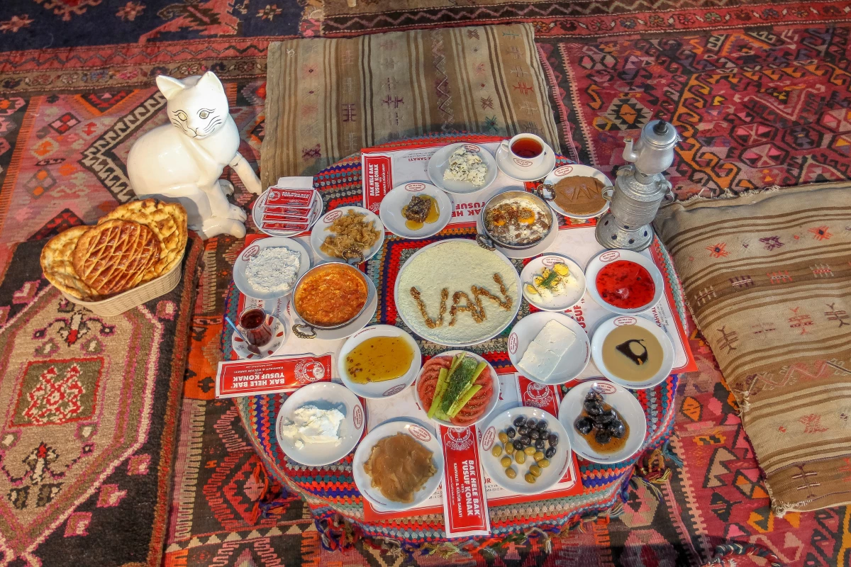 Sosyal medya hesapları "Dünya Kahvaltı Günü"nde Van kahvaltısı fotoğraflarıyla renklenecek