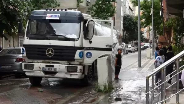 SULTANGAZİ'DE VANA PATLADI, TONLARCA SU BOŞA AKTI