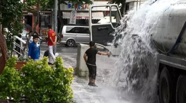 SULTANGAZİ'DE VANA PATLADI, TONLARCA SU BOŞA AKTI