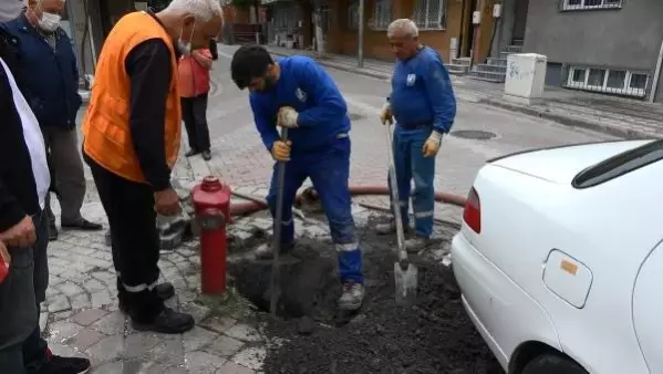 SULTANGAZİ'DE VANA PATLADI, TONLARCA SU BOŞA AKTI