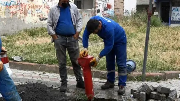 SULTANGAZİ'DE VANA PATLADI, TONLARCA SU BOŞA AKTI