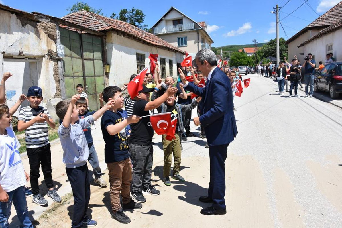 TİKA\'dan Sırbistan\'da Türk ailelerin de yaşadığı köye çöp kamyonu ve sera yardımı