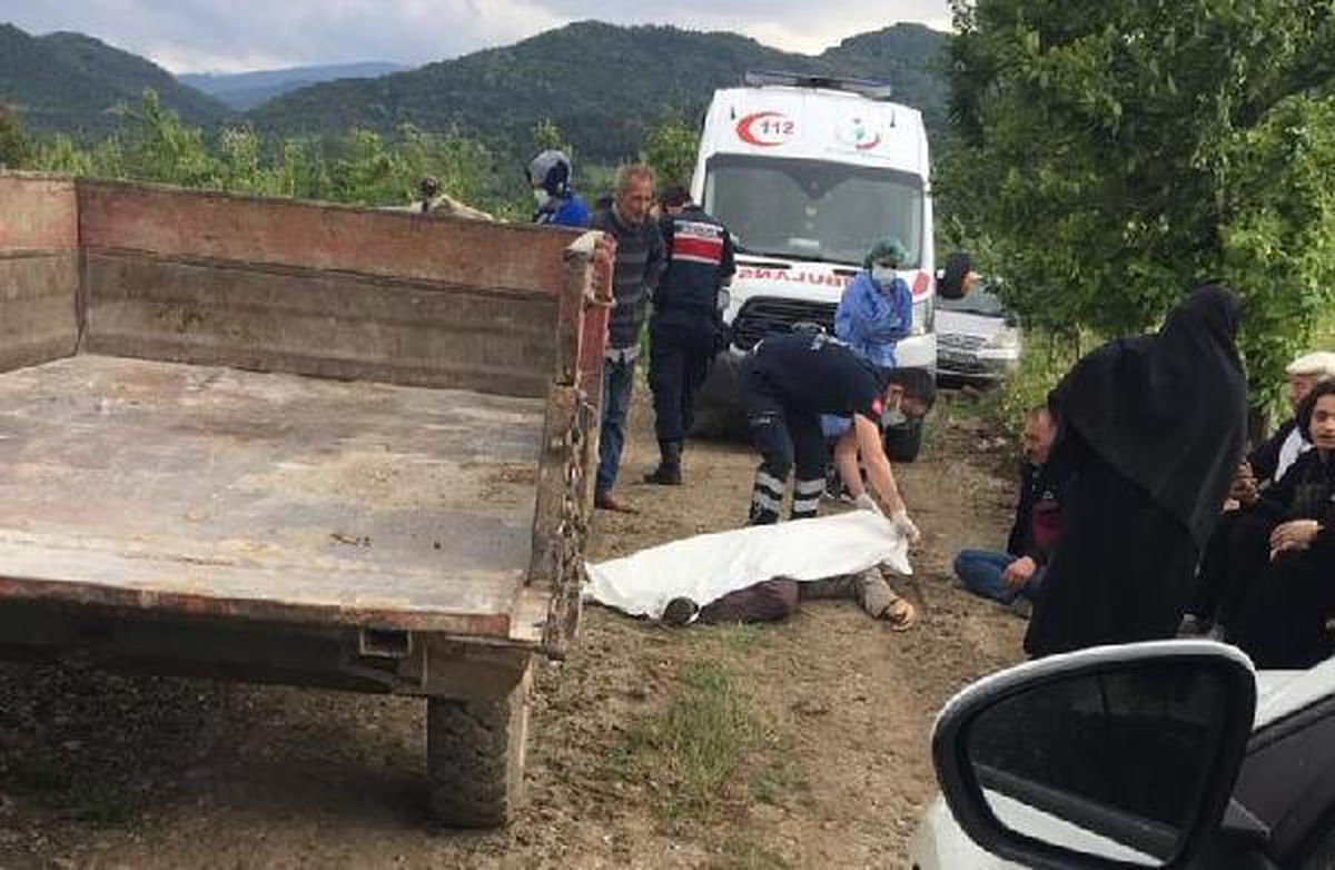 Traktörünün yanında ölü bulundu