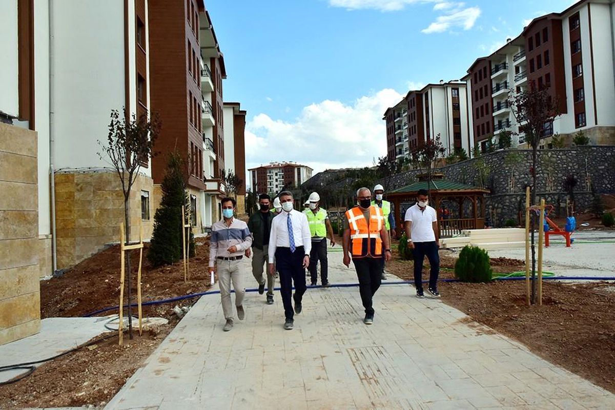 Vali Baruş, deprem konutlarını ve bağlantı yollarını inceledi