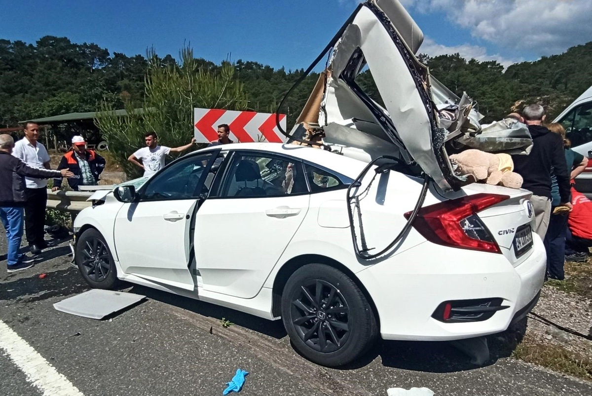 Son dakika: Viraj bariyerlerine ok gibi saplanan otomobildeki çocuk hayatını kaybetti
