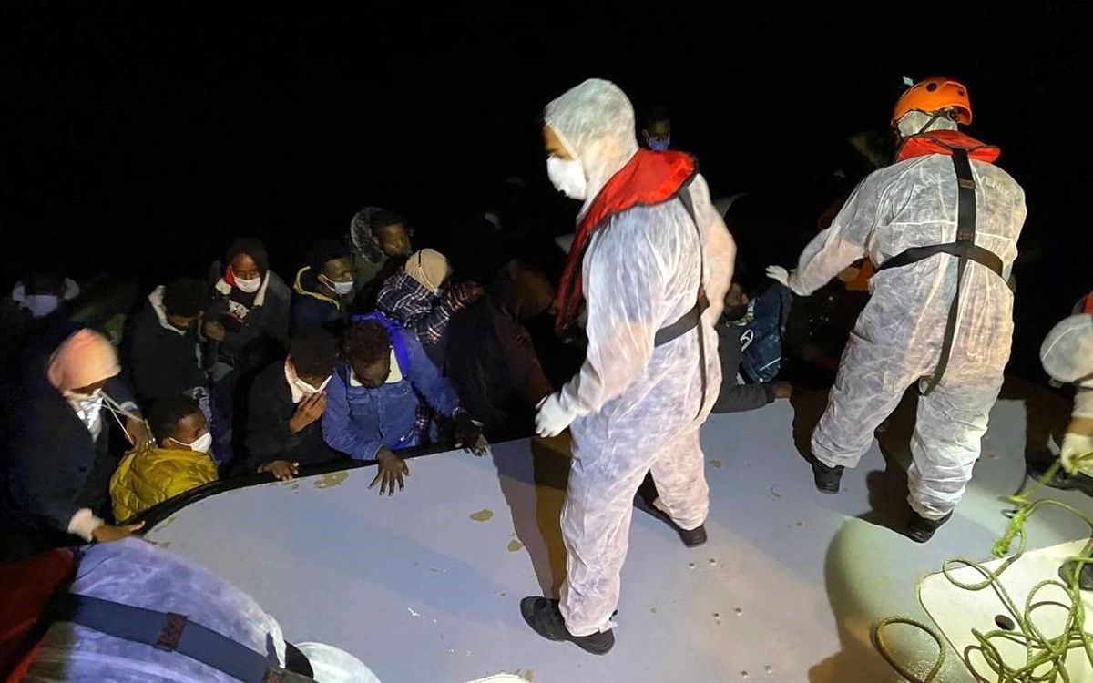 Yunan unsurları tarafından geri itilen 32 göçmen kurtarıldı