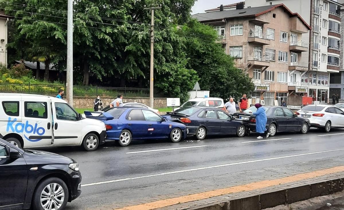 Son dakika haberi: Zincirleme kazada 5 araç birbirine girdi