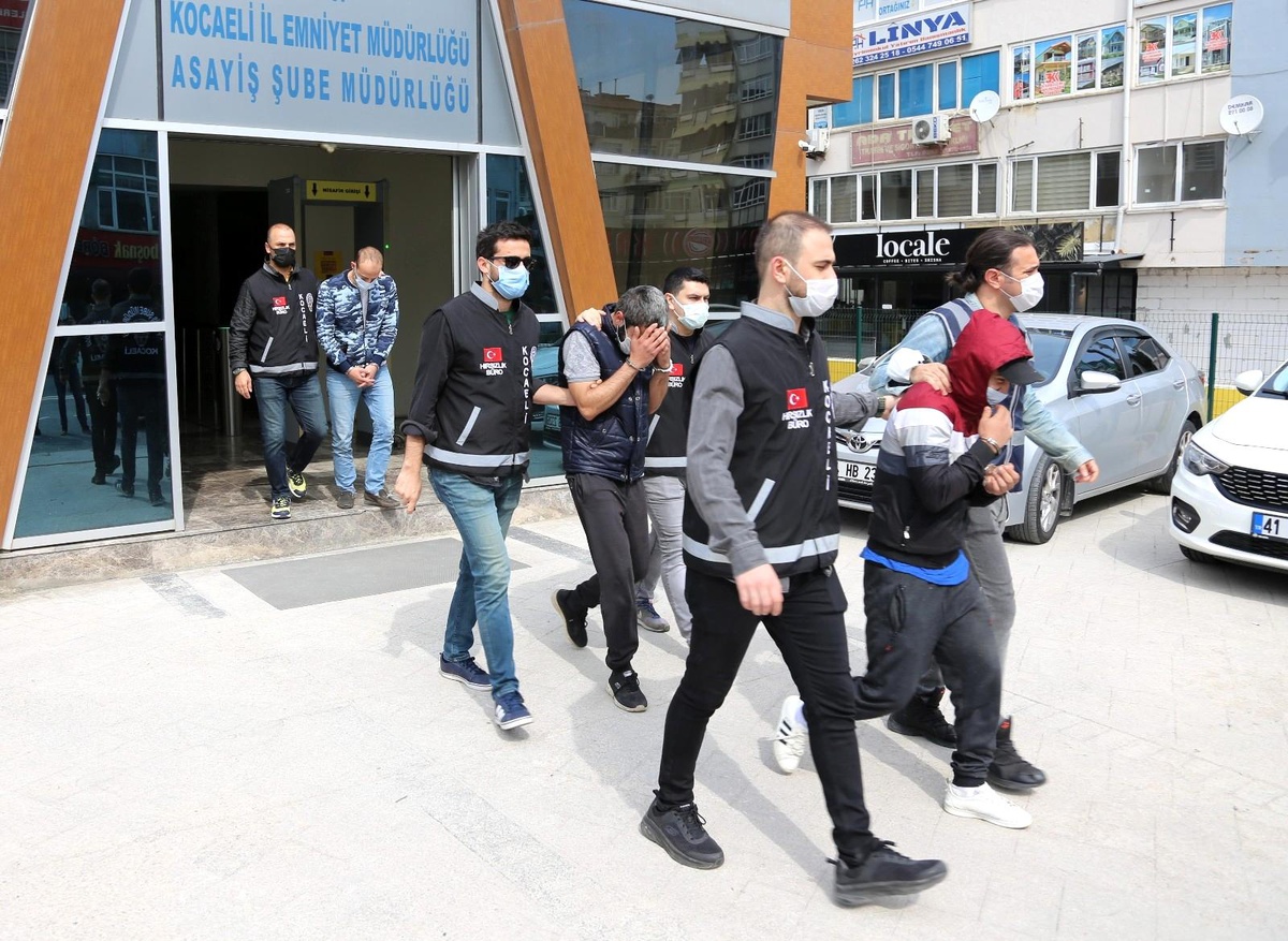 15 bin TL\'lik vurgun yapan suç makinesi hırsızlar adliyede