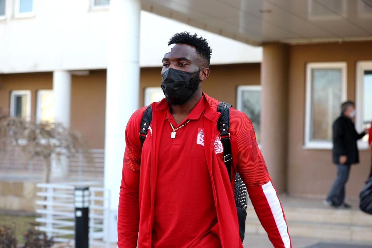 Aaron Appindangoye\'nin tedavisi Fransa\'da sürüyor