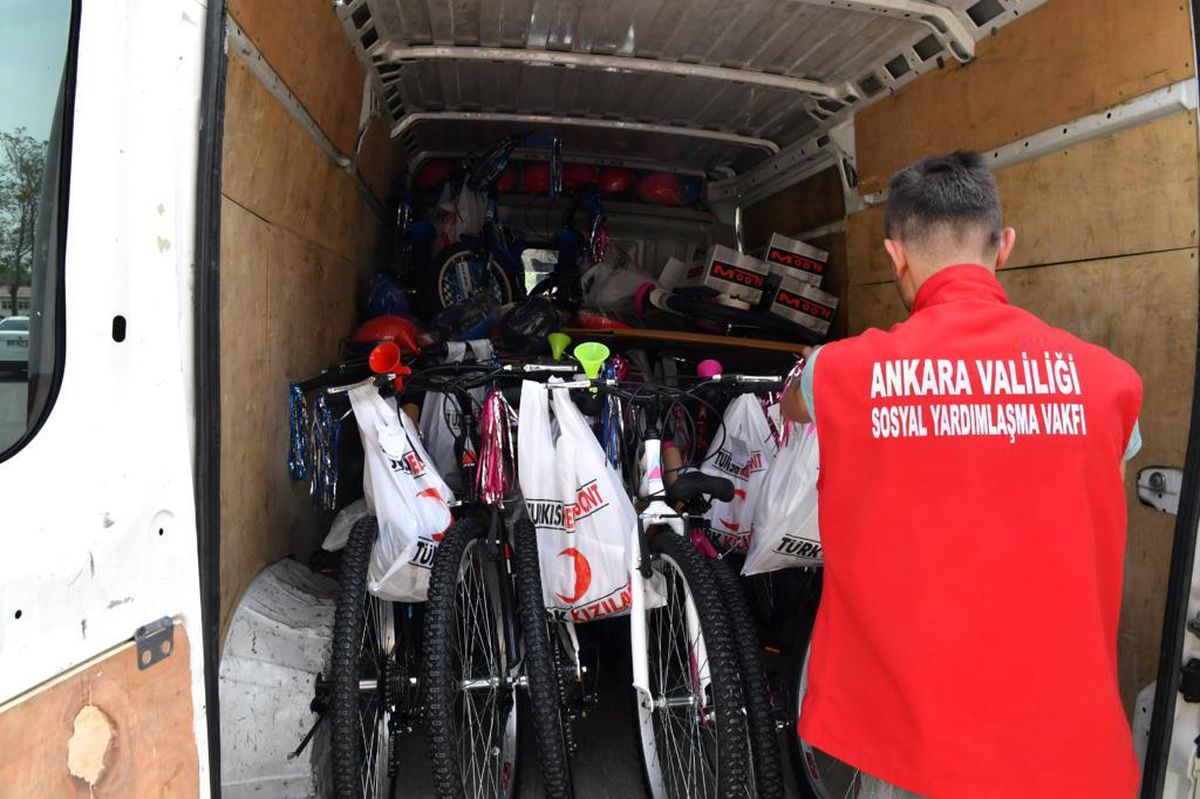 Ankara\'da 300 öksüz ve yetim çocuğa bisiklet dağıtıldı, 231 aileye yardım yapıldı
