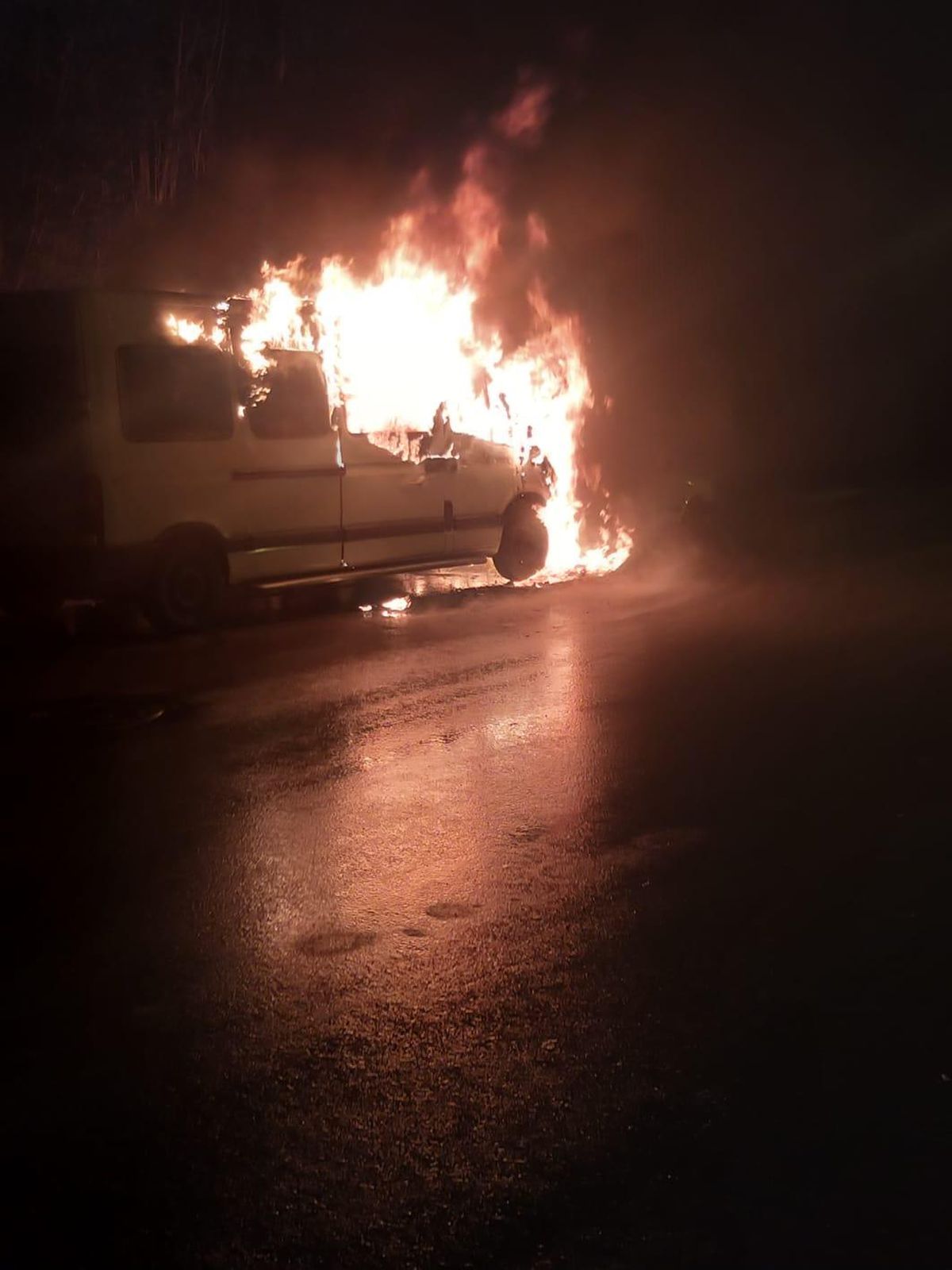Ankara\'da park halindeki yanan iki araç kullanılamaz hale geldi