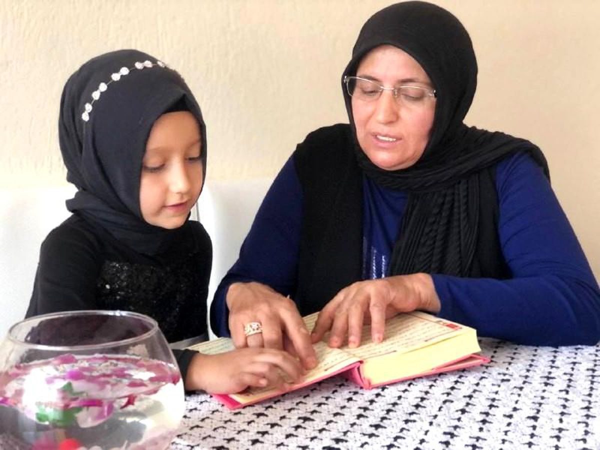 Anneannesiyle birlikte gittiği kursta heves edip 6 yaşında Kur\'an-ı Kerim okumayı öğrendi