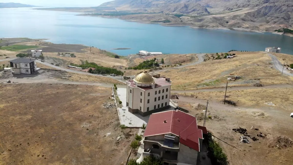 Baraj manzaralı cami, para bitince minaresiz kaldı