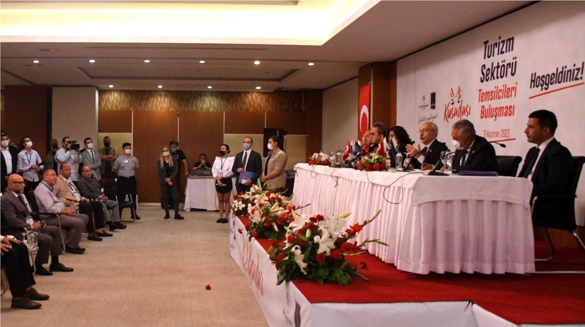 Başkan Akdoğan Kılıçdaroğlu\'na turizm sektörüyle ilgili raporu teslim etti