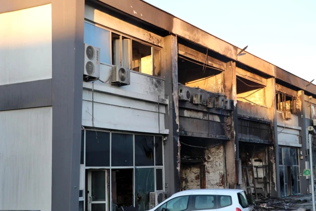 Başkent'te iş merkezinde çıkan yangının ardından küle dönmüş dükkanlar kaldı