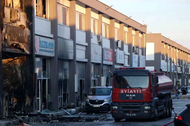 Başkent'te iş merkezinde çıkan yangının ardından küle dönmüş dükkanlar kaldı