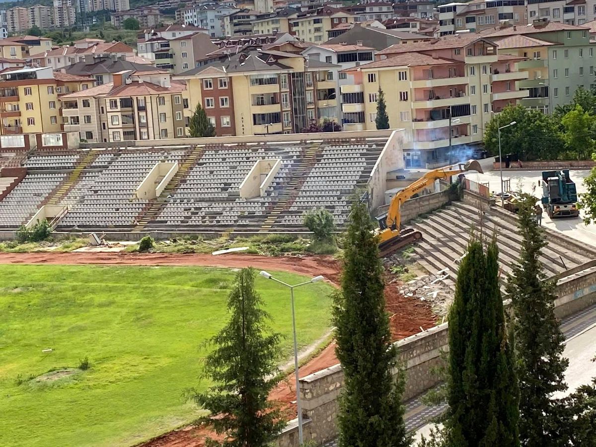 Bilecik Edebali Stadının yıkımına başlanıldı