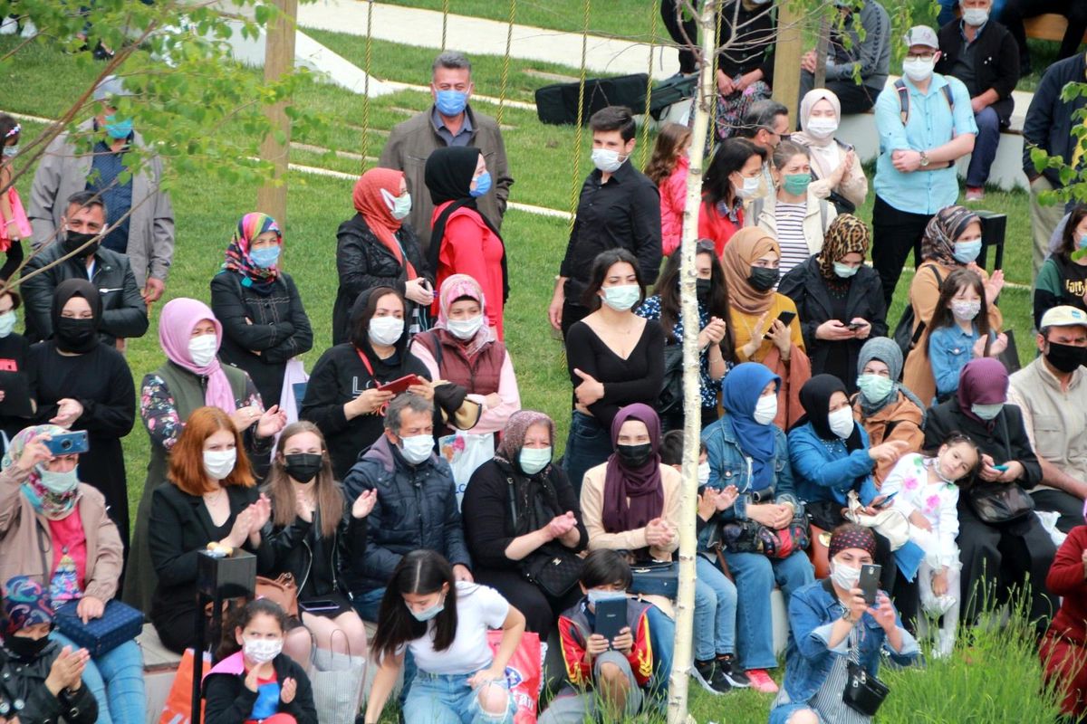 Bilecik\'te koronavirüsle omuz omuza dans edildi