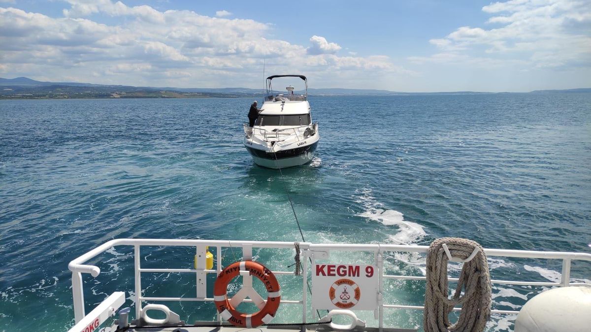 Çanakkale Boğazı\'nda arızalanan tekne rıhtıma yanaştırıldı