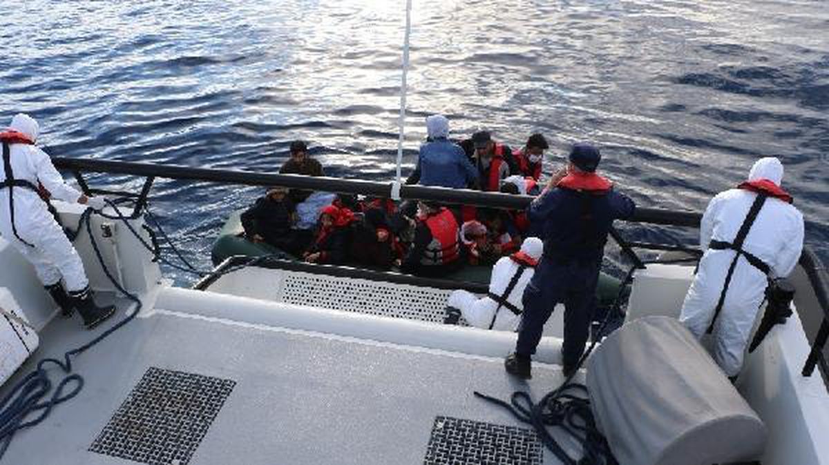 Çanakkale\'de 17 kaçak göçmen kurtarıldı