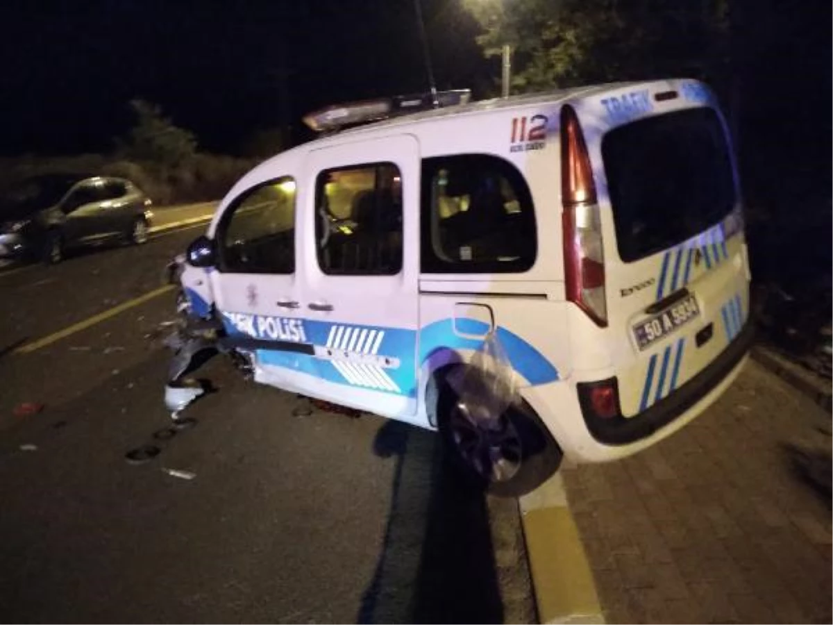 \'Dur\' ihtarına uymayan alkollü sürücü, polis aracına çarptı: 2\'si polis 3 yaralı